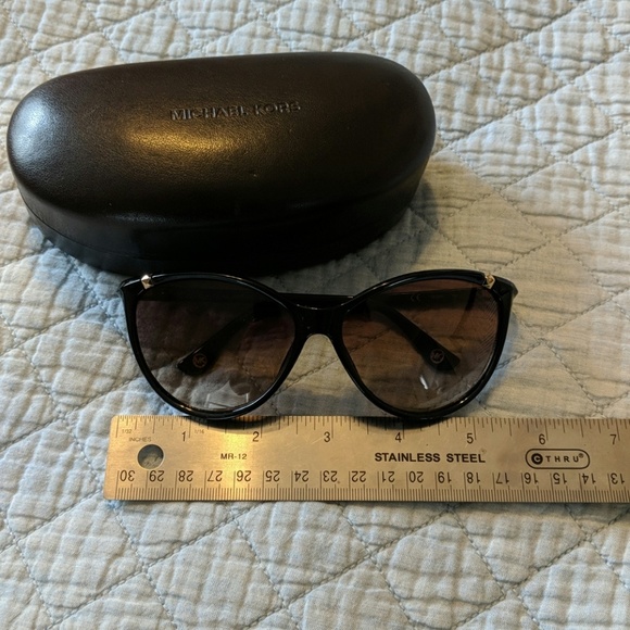 Sunglasses with hard case - Picture 5 of 6